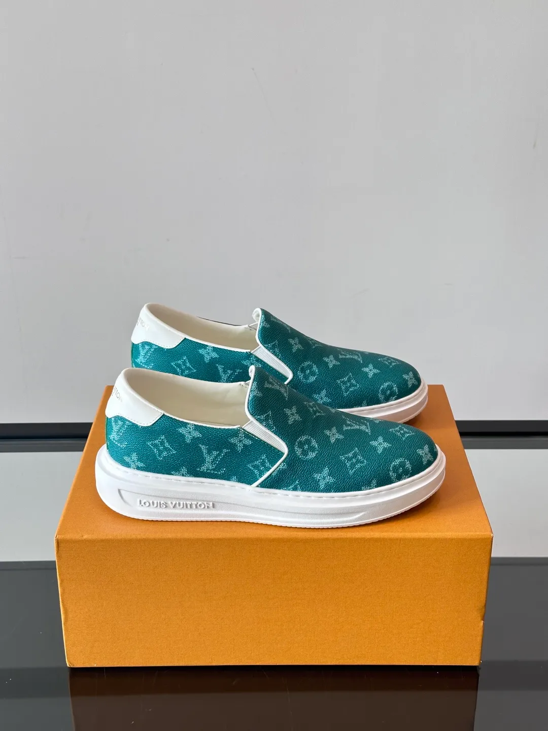 Men's shoes 💰p360 "LOUIS VUITTO＊" Classic presbyopic slip-on loafers are made of classic Damier Gra men's shoes 💰phite canvas, with LV logo embellishment on the shoe body, leather straps decorated with LV metal logo buckles, smooth calf leather trim, and Monogram flower rubber outsole, full of youthful vitality and elegance. Blake craftsmanship and hand-stitched uppers cleverly establish recognition, and the standard sheepskin lining provides a comfortable and soft foot feel! Size: 38-44